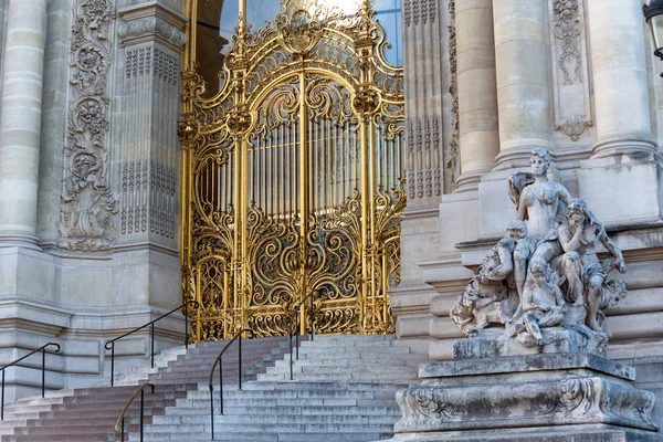 : İkonik Petit Palais geçidin ünlü Alexander III Köprüsü yakınlarında