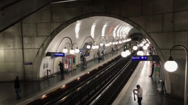 Tåg på tunnelbanan i Paris — Stockvideo