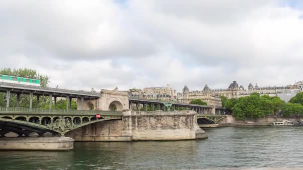 Tunnelbana tåg timelapse på bron pont de Bir Hakeim — Stockvideo