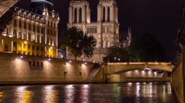 Notre Dame de Paris kilise katedral gün ışığı eğilme ve video pan