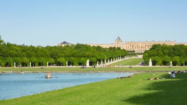 İnsanlar huzur içinde Versailles park — Stok video