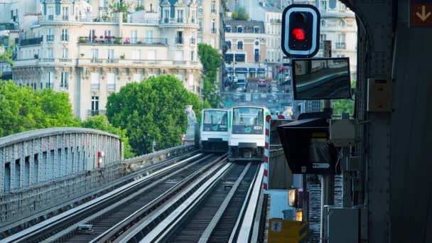 Metro vlak na mostě pont de Bir Hakeim — Stock video