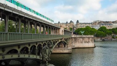 Köprüde pont de Bir Hakeim metro tren