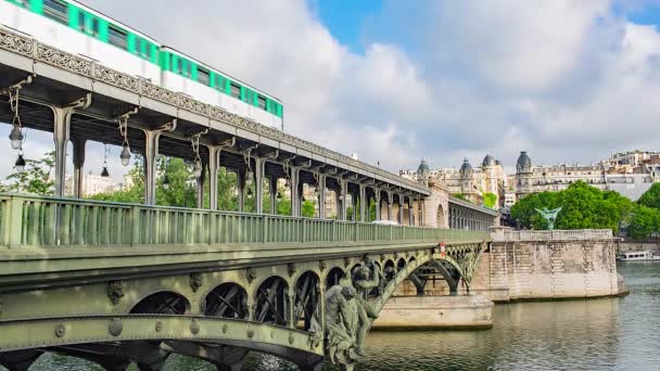 Метро поїзд на мосту Бір Hakeim de Пон — стокове відео
