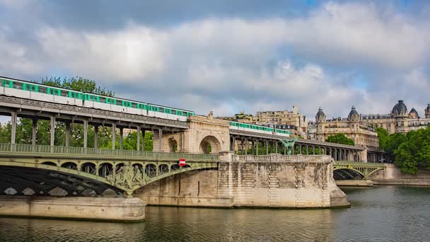 Tunnelbanestationen tåget på bron pont de Bir Hakeim — Stockvideo