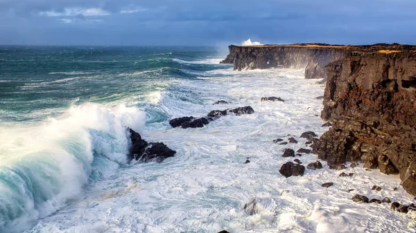 Ondas enormes na costa oeste da Islândia — Fotografia de Stock