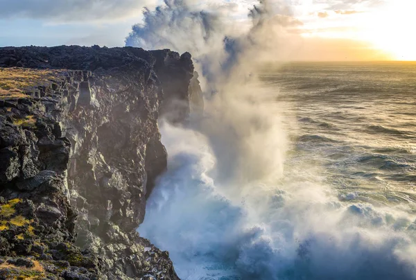 Ondas enormes na costa oeste da Islândia — Fotografia de Stock