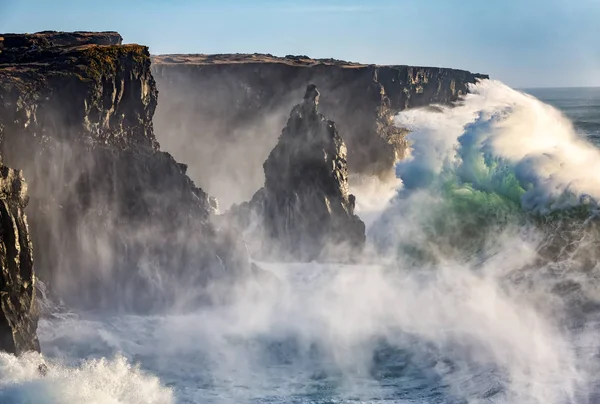 Ondas enormes na costa oeste da Islândia — Fotografia de Stock