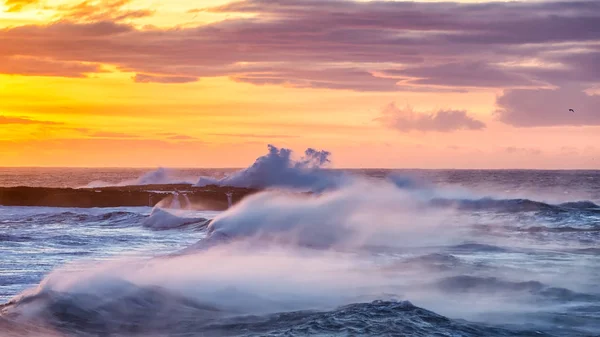 Enorma vågor på Islands västra kust — Stockfoto