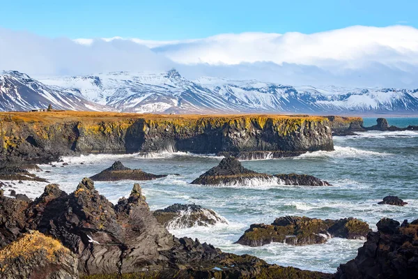 Ondas enormes na costa oeste da Islândia — Fotografia de Stock