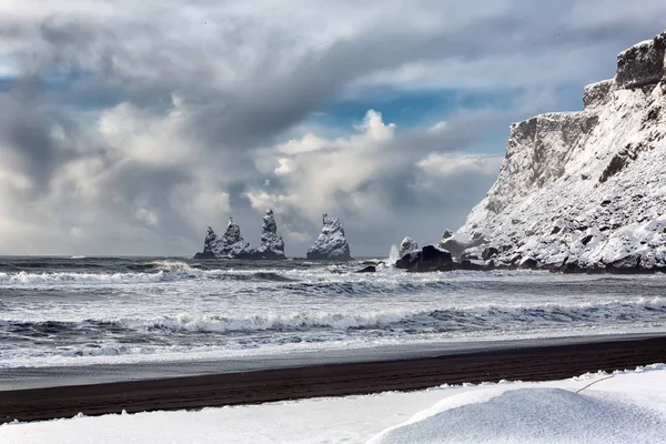 Formações rochosas de basalto Dedos de troll na praia preta. Reynisdrangar, Vik, Islândia — Fotografia de Stock