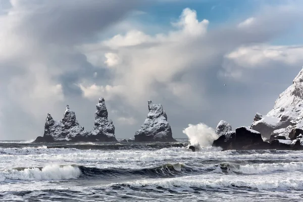 Formazioni rocciose di basalto Piedi di troll sulla spiaggia nera. Reynisdrangar, Vik, Islanda — Foto Stock