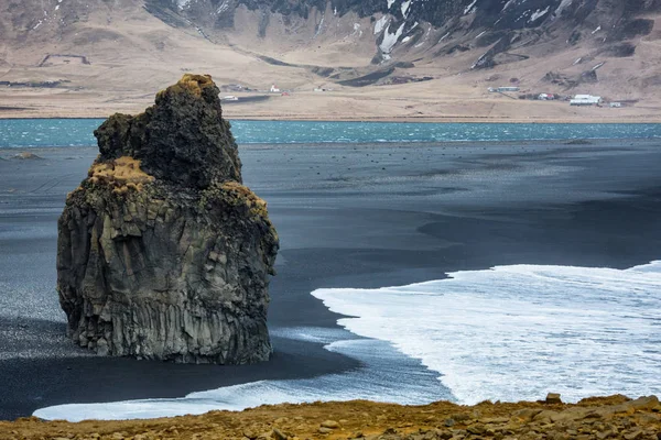 Islandia Vik costa sur negro playa volcánica orilla con olas y montañas —  Fotos de Stock