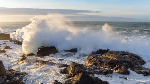 Grandes olas en la costa oeste de Islandia — Foto de Stock