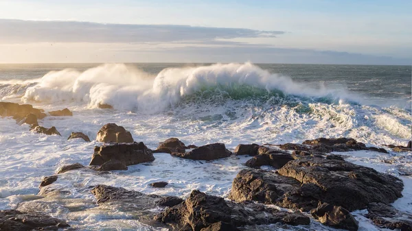 Grandes olas en la costa oeste de Islandia — Foto de Stock