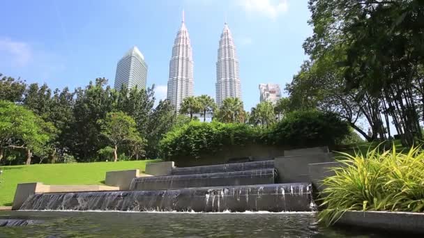 Petronas Twin towers i centrum handlowego Suria Klcc. — Wideo stockowe