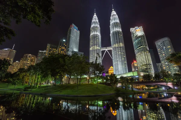 Petronas twin towers und suria klcc. — Stockfoto