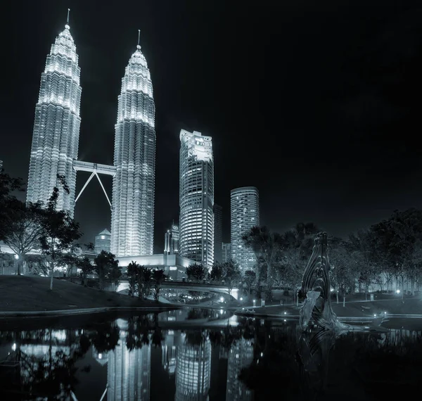 Petronas ikiz kuleleri ve Suria Klcc. — Stok fotoğraf