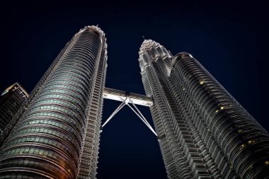Petronas ikiz kuleleri ve Suria Klcc.