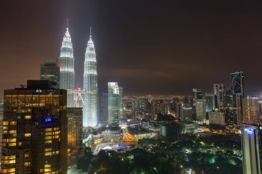 Petronas ikiz kuleleri ve Suria Klcc.