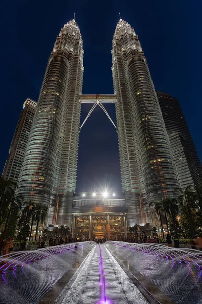 Torres Gemelas Petronas y Suria KLCC . — Foto de Stock