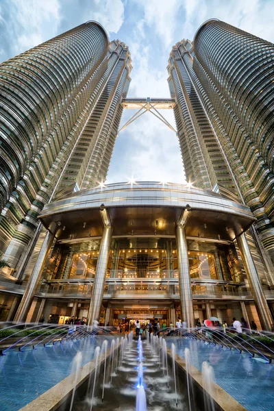 Petronas twin towers und suria klcc. — Stockfoto