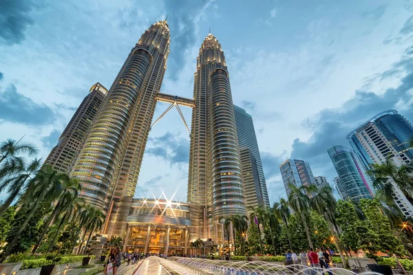Petronas ikiz kuleleri ve Suria Klcc. — Stok fotoğraf
