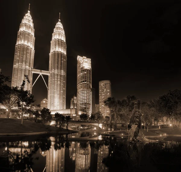 Башни Petronas Twin и Suria KLCC . — стоковое фото