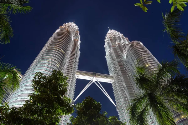 Petronas twin towers und suria klcc. — Stockfoto