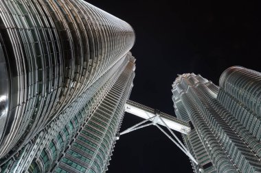 Petronas ikiz kuleleri ve Suria Klcc.