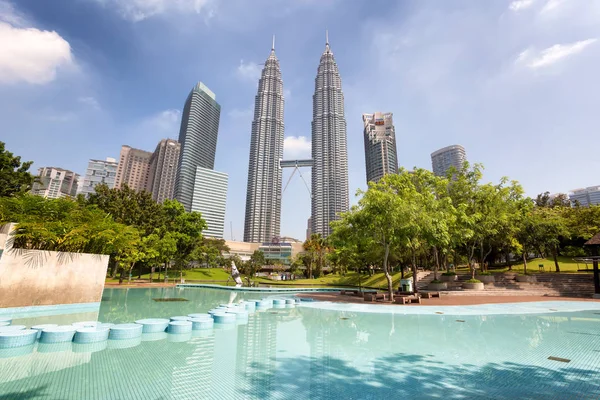 Petronas twin towers und suria klcc. — Stockfoto