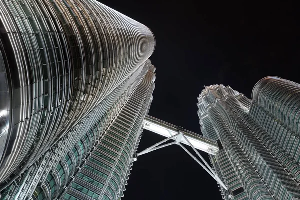 Petronas Twin towers och Suria Klcc. — Stockfoto