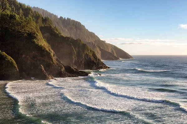 View from the Heceta Head lighthouse on the Oregon pacific coast line. — Stock Photo, Image