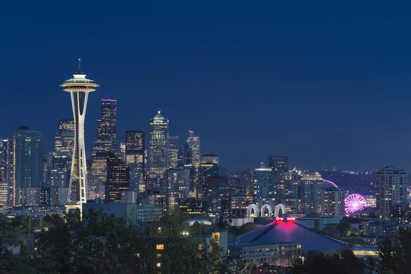 Skyline centro de Seattle com vista para Mt. Mais chuvoso — Fotografia de Stock