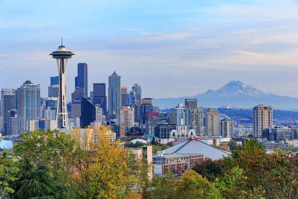 Downtown Seattle skyline con vista sul Mt. Rainier — Foto Stock