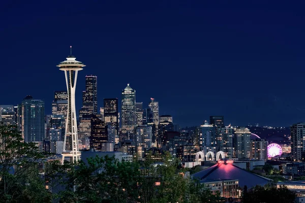 Centro de Seattle skyline con vista al monte. Rainier. — Foto de Stock