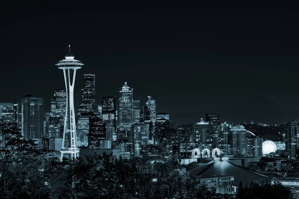 Downtown Seattle skyline con vista sul Mt. Rainier — Foto Stock