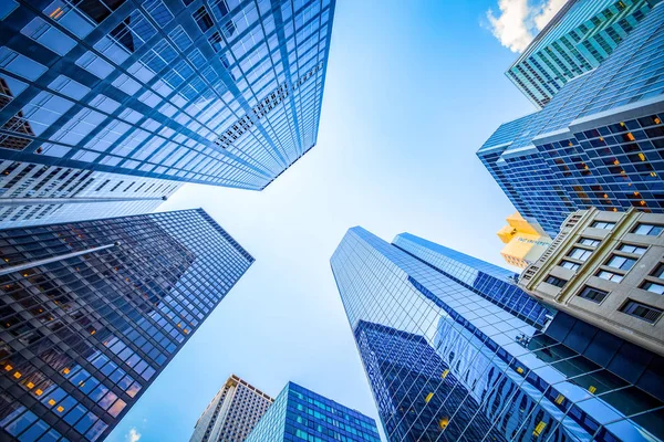 Up view in financial district in Manhattan — Stock Photo, Image