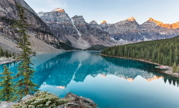 Moraine lago nascer do sol em Banff National Park — Fotografia de Stock