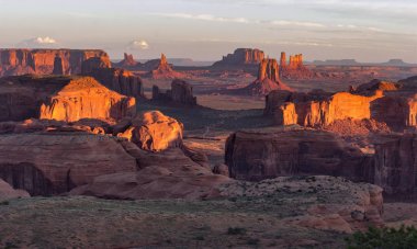 Sunrise AVI Mesa yakınındaki Monument Valley, Arizona, ABD