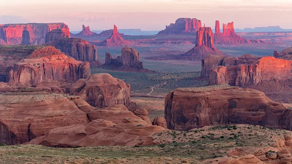 Nascer do sol em Hunts Mesa perto de Monument Valley, Arizona, EUA — Fotografia de Stock