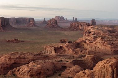 Günbatımı AVI Mesa yakınındaki Monument Valley, Arizona, ABD