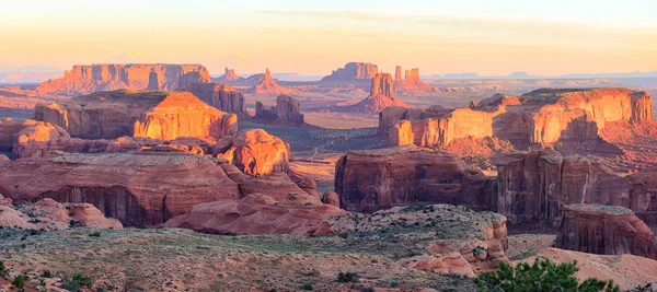 Nascer do sol em Hunts Mesa perto de Monument Valley, Arizona, EUA — Fotografia de Stock