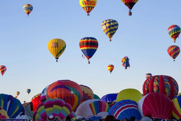 ALBUQUERQUE, NUEVO MÉXICO - 06 DE OCTUBRE DE 2013: Fiesta de Baloon de Aire Caliente en Albuquerque, Nuevo México . — Foto de Stock