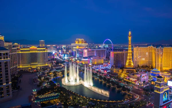 Las Vegas strip uitzicht vanaf balkon van de hoge stijging. Luchtfoto van de stad. — Stockfoto