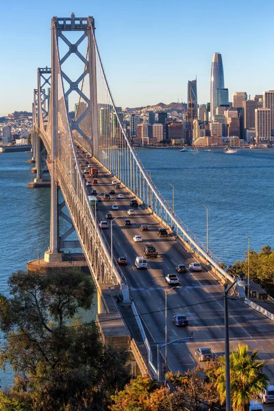 San Francisco のスカイラインとベイ ・ ブリッジ — ストック写真