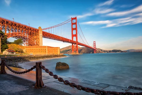 Golden Gate Bridge o wschodzie słońca, San Francisco, Stany Zjednoczone Ameryki — Zdjęcie stockowe