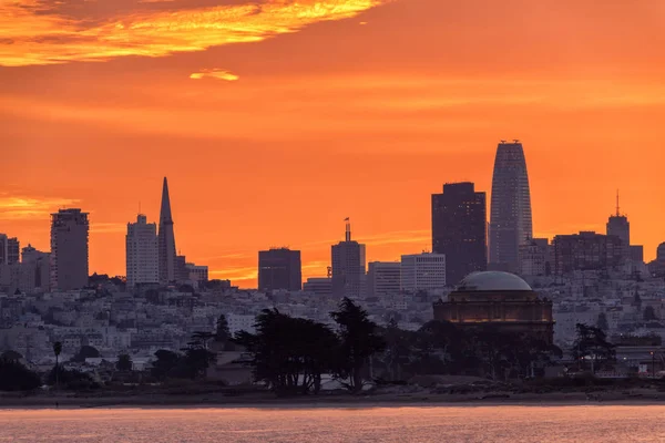 サンフランシスコのスカイラインの日の出 — ストック写真