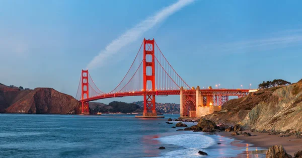 Мост Золотые Ворота на закате, Сан-Франциско США — стоковое фото