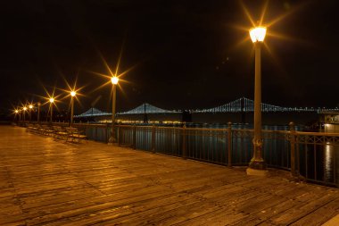 Geceleri San Francisco 'da 7. iskele manzarası.